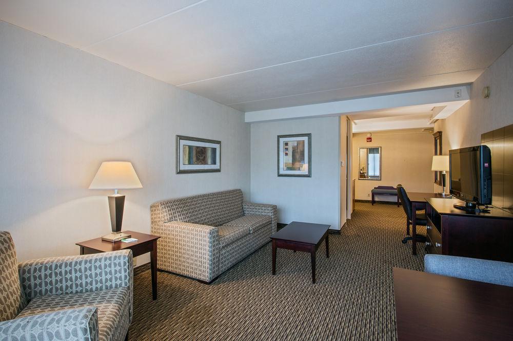 Fairfield Inn & Suites Springfield Енфийлд Екстериор снимка