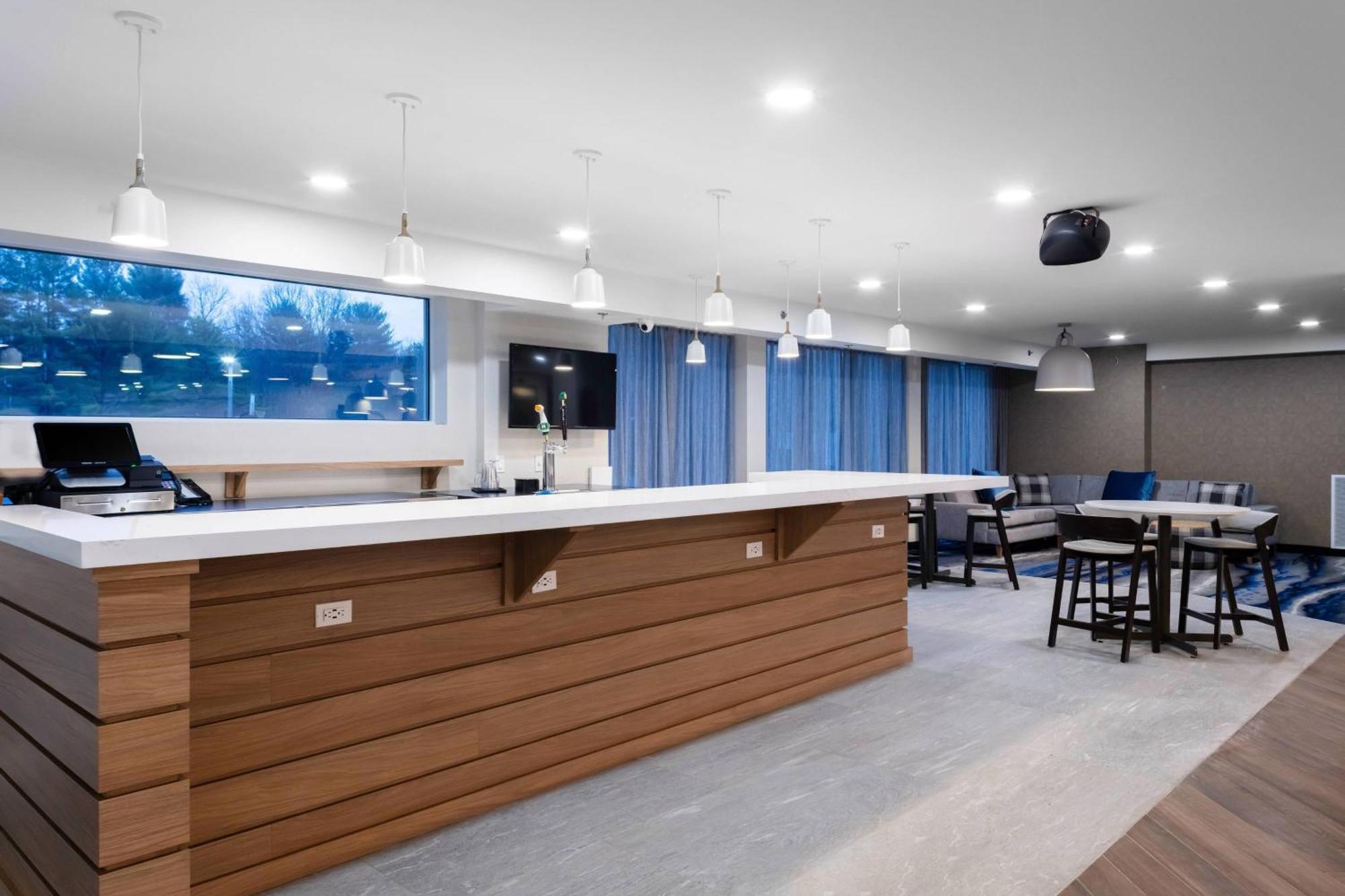 Fairfield Inn & Suites Springfield Енфийлд Екстериор снимка