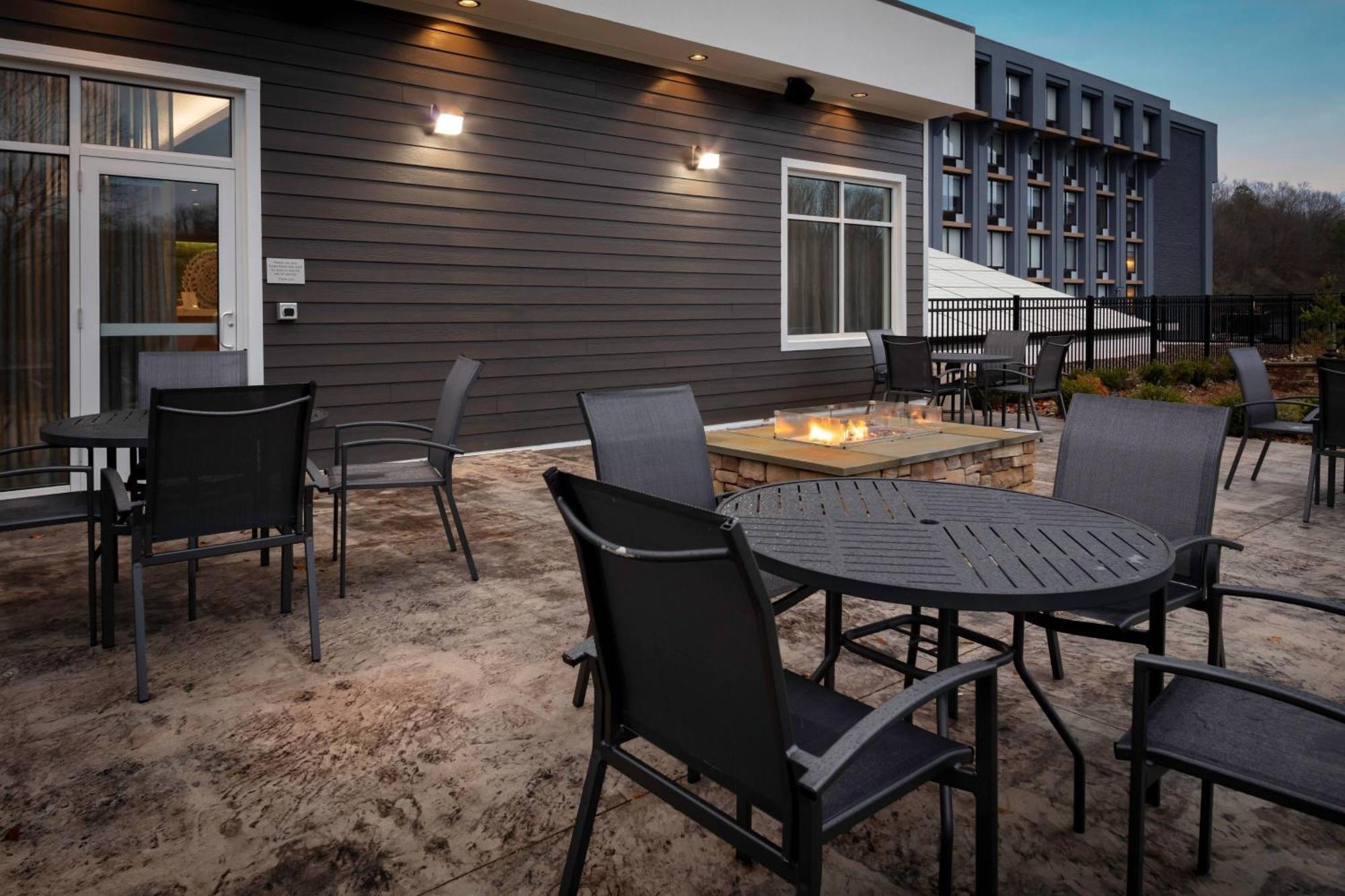 Fairfield Inn & Suites Springfield Енфийлд Екстериор снимка
