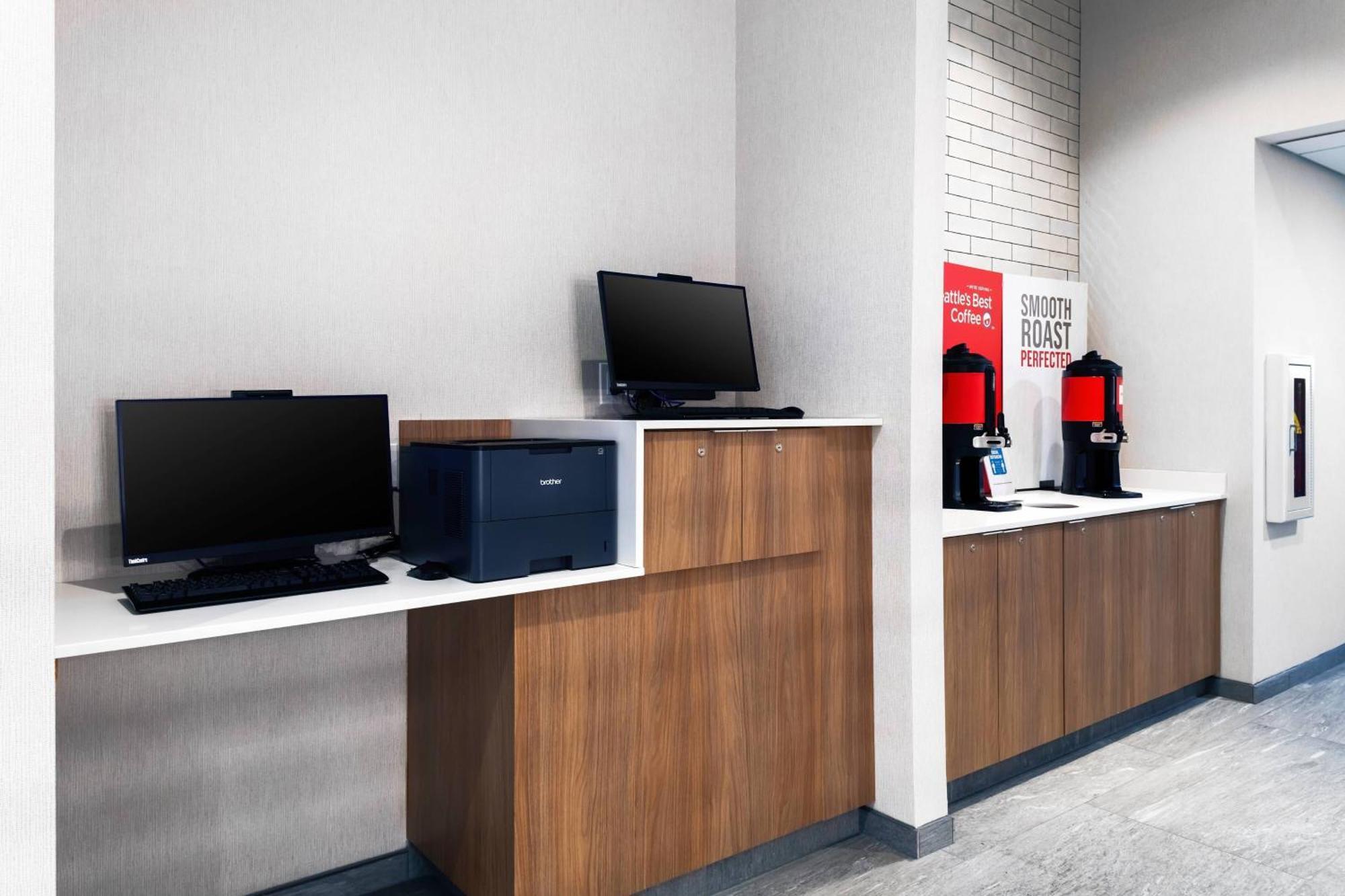 Fairfield Inn & Suites Springfield Енфийлд Екстериор снимка
